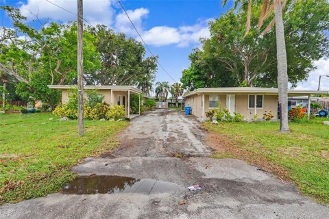 Commercial property in Largo, Florida 4 bedrooms, 172.8 sq.m. № 2210037