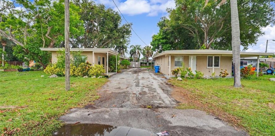 Commercial property in Largo, Florida 4 bedrooms, 172.8 sq.m. № 2210037