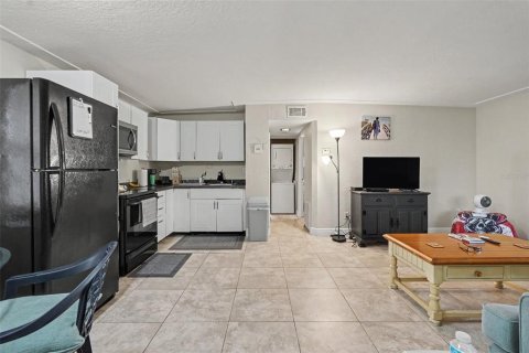 Commercial property in Largo, Florida 4 bedrooms, 172.8 sq.m. № 2210037 - photo 3