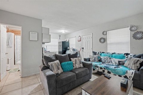 Commercial property in Largo, Florida 4 bedrooms, 172.8 sq.m. № 2210037 - photo 12