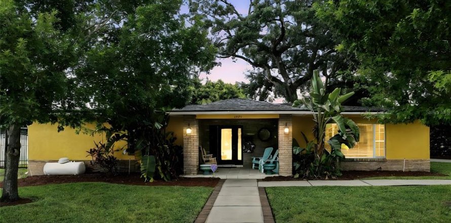 House in Orlando, Florida 4 bedrooms, 256.22 sq.m. № 1816749