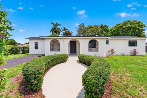 Villa ou maison à vendre à Miami, Floride: 3 chambres, 164.07 m2 № 2278441 - photo 8
