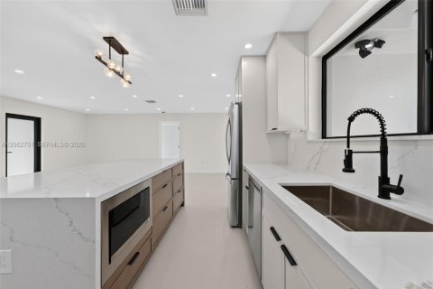 Villa ou maison à vendre à Miami, Floride: 3 chambres, 164.07 m2 № 2278441 - photo 13