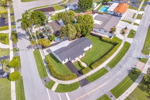Villa ou maison à vendre à Miami, Floride: 3 chambres, 164.07 m2 № 2278441 - photo 2