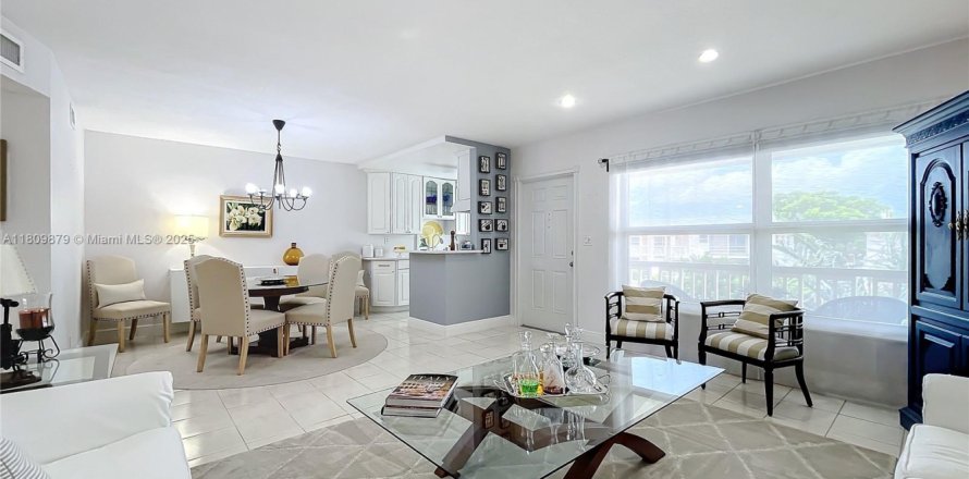 Condo in Pompano Beach, Florida, 2 bedrooms № 1858838