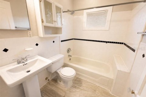 Immobilier commercial à vendre à Orlando, Floride: 4 chambres, 240.25 m2 № 2302466 - photo 8
