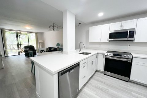 Condominio en venta en Tamarac, Florida, 2 dormitorios, 80.36 m2 № 1684102 - foto 1