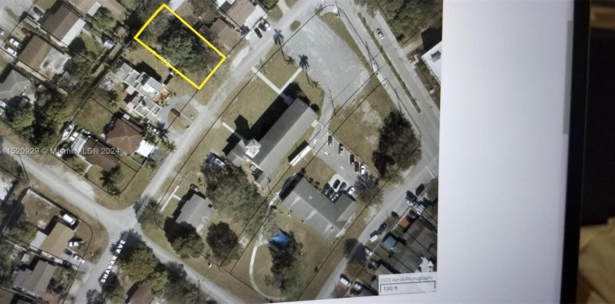 Land in Opa-locka, Florida № 1702624