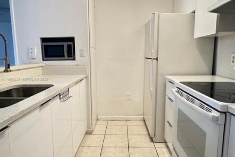 Condo in Hialeah, Florida, 2 bedrooms  № 2043267 - photo 2