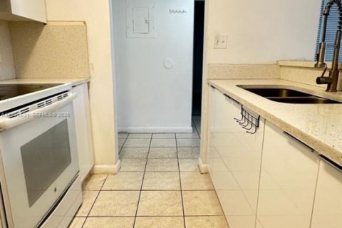 Condo in Hialeah, Florida, 2 bedrooms  № 2043267 - photo 3