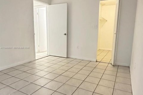 Condo in Hialeah, Florida, 2 bedrooms  № 2043267 - photo 17