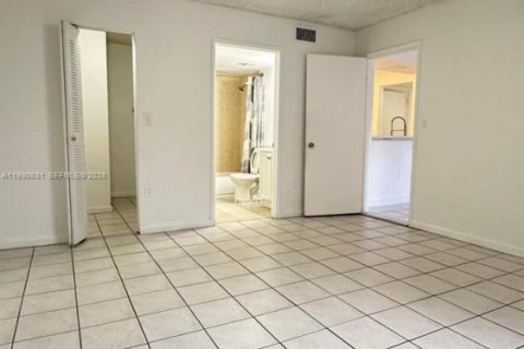 Condo in Hialeah, Florida, 2 bedrooms  № 2043267 - photo 11