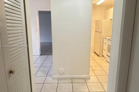 Condo in Hialeah, Florida, 2 bedrooms  № 2043267 - photo 14