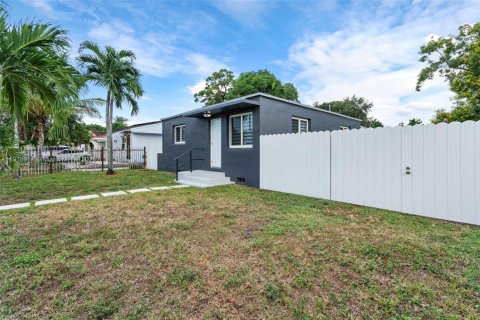 House in Opa-locka, Florida 2 bedrooms, 72.46 sq.m. № 1968200 - photo 5