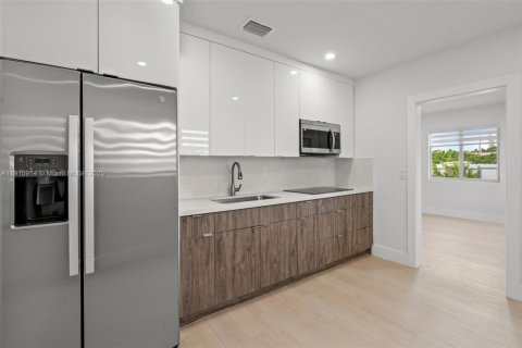 House in Opa-locka, Florida 2 bedrooms, 72.46 sq.m. № 1968200 - photo 12