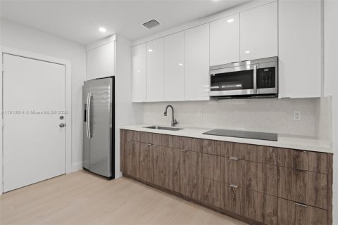 House in Opa-locka, Florida 2 bedrooms, 72.46 sq.m. № 1968200 - photo 13