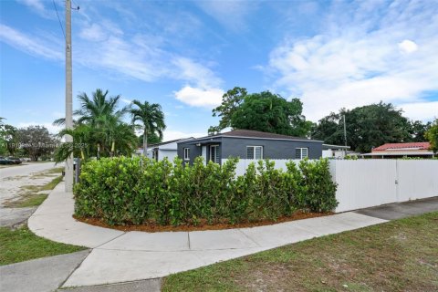 House in Opa-locka, Florida 2 bedrooms, 72.46 sq.m. № 1968200 - photo 8