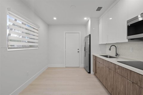 House in Opa-locka, Florida 2 bedrooms, 72.46 sq.m. № 1968200 - photo 14