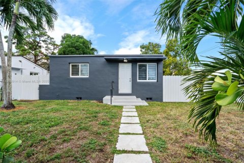 House in Opa-locka, Florida 2 bedrooms, 72.46 sq.m. № 1968200 - photo 2