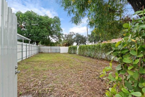 House in Opa-locka, Florida 2 bedrooms, 72.46 sq.m. № 1968200 - photo 30