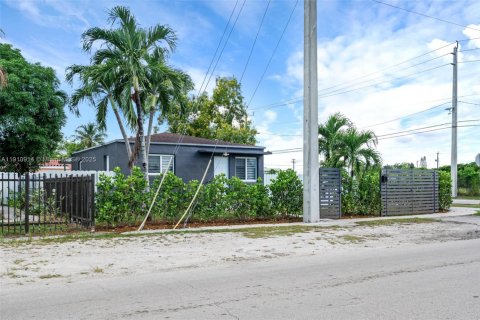 House in Opa-locka, Florida 2 bedrooms, 72.46 sq.m. № 1968200 - photo 7