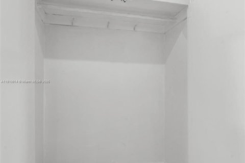 House in Opa-locka, Florida 2 bedrooms, 72.46 sq.m. № 1968200 - photo 24