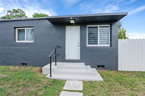 House in Opa-locka, Florida 2 bedrooms, 72.46 sq.m. № 1968200 - photo 3