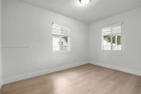 House in Opa-locka, Florida 2 bedrooms, 72.46 sq.m. № 1968200 - photo 19