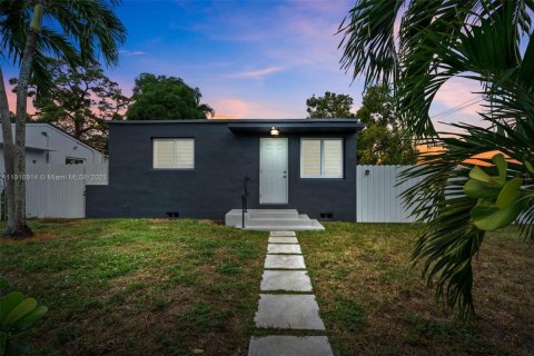 House in Opa-locka, Florida 2 bedrooms, 72.46 sq.m. № 1968200 - photo 1