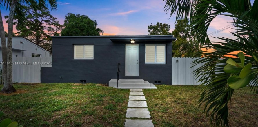 House in Opa-locka, Florida 2 bedrooms, 72.46 sq.m. № 1968200