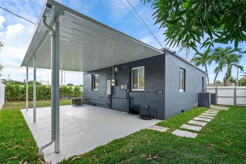 House in Opa-locka, Florida 2 bedrooms, 72.46 sq.m. № 1968200 - photo 25