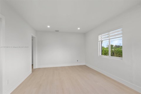 House in Opa-locka, Florida 2 bedrooms, 72.46 sq.m. № 1968200 - photo 11