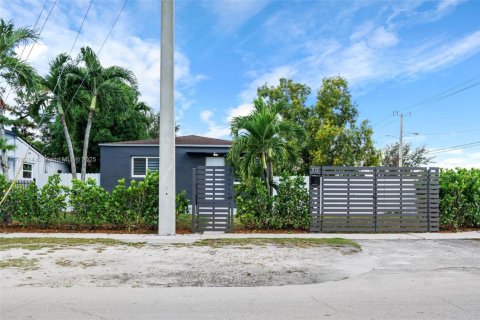 House in Opa-locka, Florida 2 bedrooms, 72.46 sq.m. № 1968200 - photo 6
