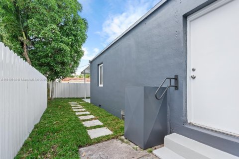 House in Opa-locka, Florida 2 bedrooms, 72.46 sq.m. № 1968200 - photo 29