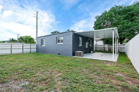 House in Opa-locka, Florida 2 bedrooms, 72.46 sq.m. № 1968200 - photo 26