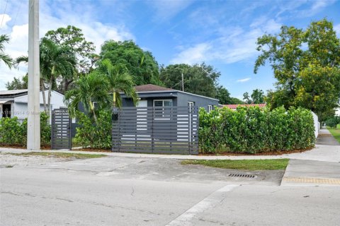 House in Opa-locka, Florida 2 bedrooms, 72.46 sq.m. № 1968200 - photo 4