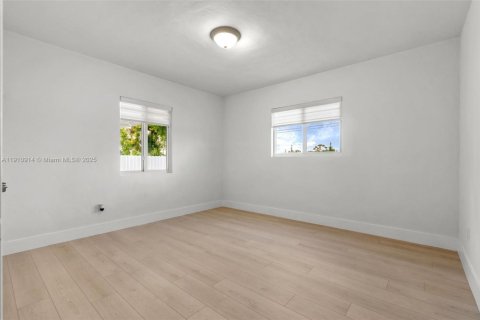 House in Opa-locka, Florida 2 bedrooms, 72.46 sq.m. № 1968200 - photo 16