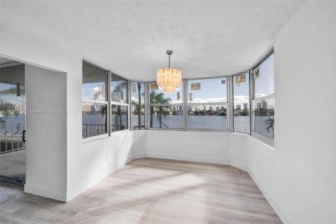Condo in North Miami Beach, Florida, 2 bedrooms  № 1974235 - photo 5