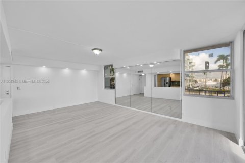 Condo in North Miami Beach, Florida, 2 bedrooms  № 1974235 - photo 10