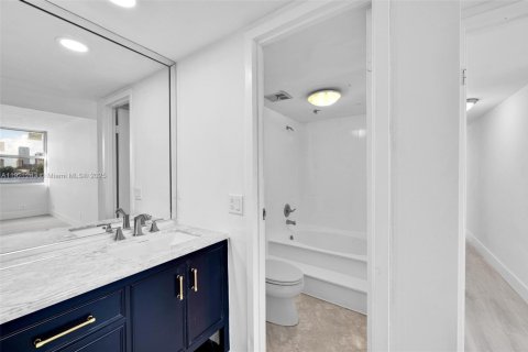 Condo in North Miami Beach, Florida, 2 bedrooms  № 1974235 - photo 18
