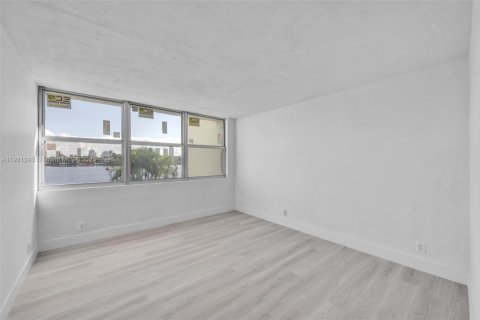 Condo in North Miami Beach, Florida, 2 bedrooms  № 1974235 - photo 14