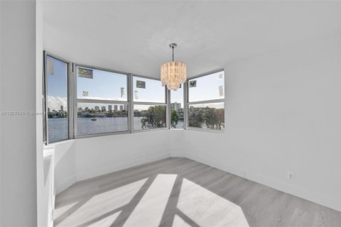 Condo in North Miami Beach, Florida, 2 bedrooms  № 1974235 - photo 11