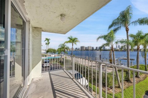 Condo in North Miami Beach, Florida, 2 bedrooms  № 1974235 - photo 24