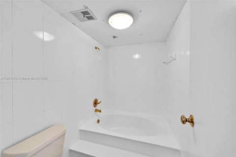 Condo in North Miami Beach, Florida, 2 bedrooms  № 1974235 - photo 19