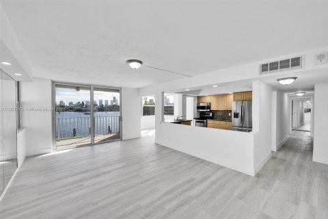 Condo in North Miami Beach, Florida, 2 bedrooms  № 1974235 - photo 1