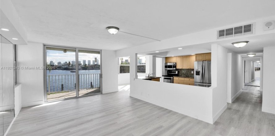 Condo in North Miami Beach, Florida, 2 bedrooms  № 1974235