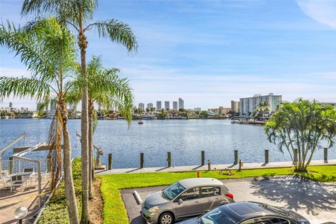 Condo in North Miami Beach, Florida, 2 bedrooms  № 1974235 - photo 26