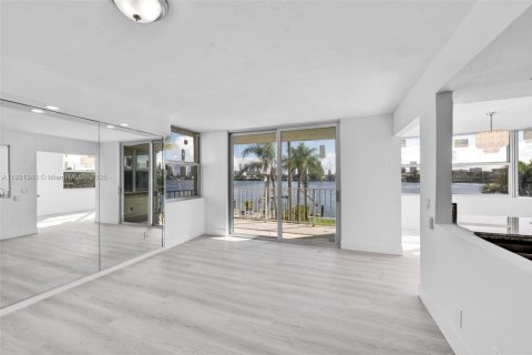 Condo in North Miami Beach, Florida, 2 bedrooms  № 1974235 - photo 4