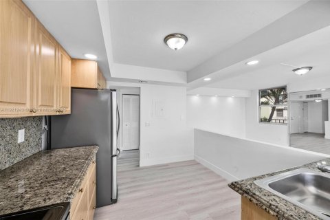 Condo in North Miami Beach, Florida, 2 bedrooms  № 1974235 - photo 9