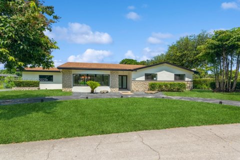 Villa ou maison à louer à Pinecrest, Floride: 4 chambres, 223.24 m2 № 1987520 - photo 2